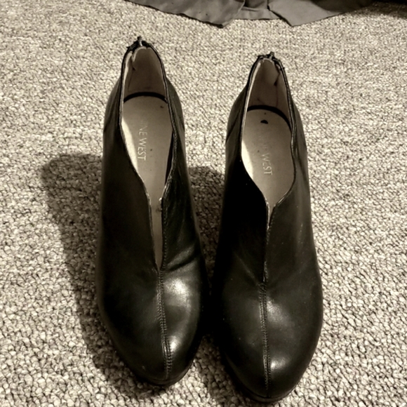 Nine West black bootie, leather, size 8.5 - Picture 2 of 6